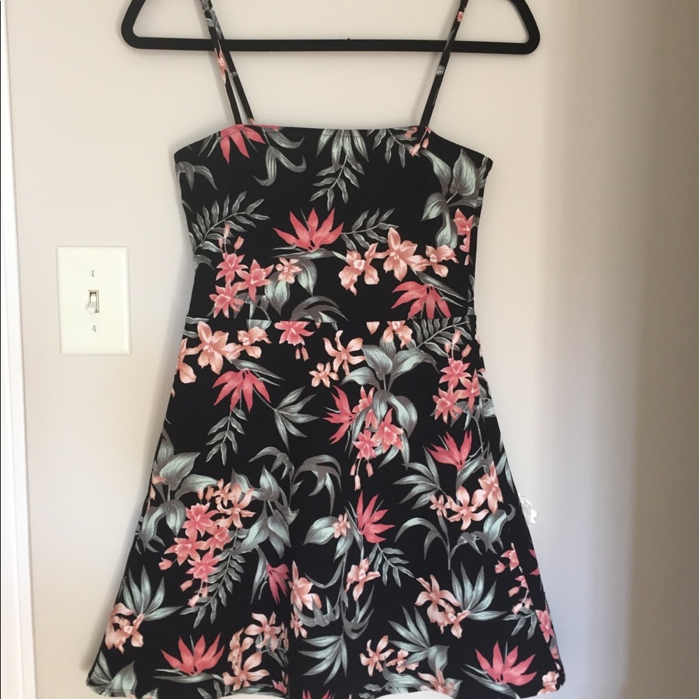 Dress - Picture 6 of 6